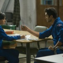 Cliff Curtis ed Aimee Garcia in una scena dell'episodio All's Fair della serie Trauma