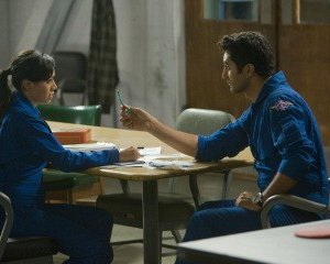 Cliff Curtis ed Aimee Garcia in una scena dell'episodio All's Fair della serie Trauma