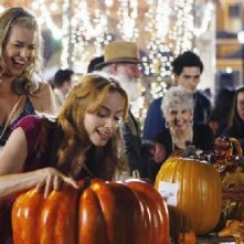 Eastwick: Jaime Ray Newman e Rebecca Romijn in una sequenza di Reaping and Sewing, secondo episodio della prima stagione del serial