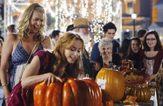 Eastwick: Jaime Ray Newman e Rebecca Romijn in una sequenza di Reaping and Sewing, secondo episodio della prima stagione del serial