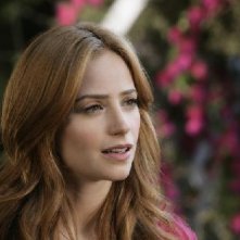 Eastwick: Jaime Ray Newman in una scena di Reaping and Sewing, secondo episodio della prima stagione del serial