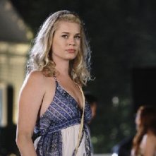 Eastwick: Rebecca Romijn in una scena di Reaping and Sewing, secondo episodio della prima stagione del serial