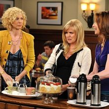 Jenna Elfman, Ashley Jensen e Lennon Parham in una scena dell'episodio Memento della serie Accidentally on Purpose