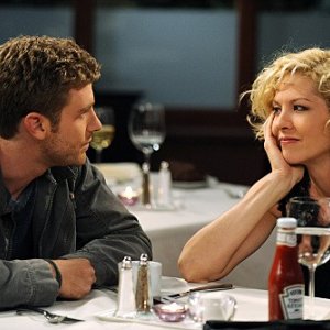 Jenna Elfman e Jon Foster in una scena dell'episodio The Date della serie Accidentally on Purpose
