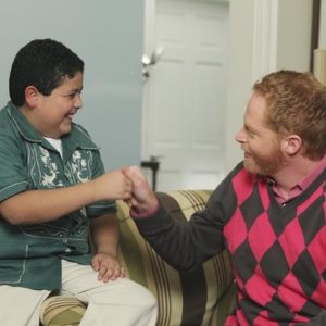 Jesse Tyler Ferguson e Rico Rodriguez in una scena dell'episodio The Bicycle Thief della serie Modern Family