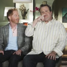 Jesse Tyler Ferguson ed Eric Stonestreet in una scena dell'episodio The Bicycle Thief della serie Modern Family