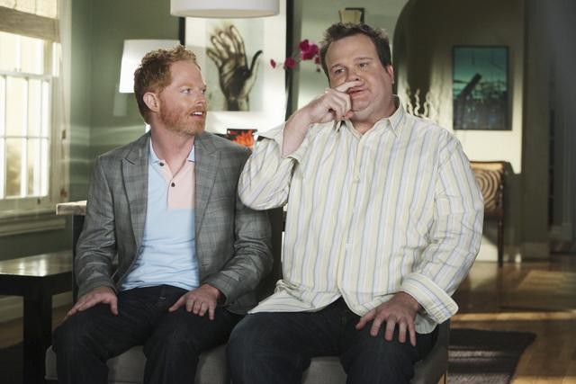 Jesse Tyler Ferguson ed Eric Stonestreet in una scena dell'episodio The Bicycle Thief della serie Modern Family