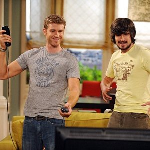 Jon Foster e Nicolas Wright in una scena dell'episodio The Date della serie Accidentally on Purpose