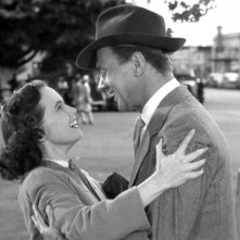 Joseph Cotten abbraccia Teresa Wright in una scena del film L'ombra del dubbio ( 1943 )