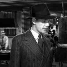 Joseph Cotten al telefono in una scena del film L'ombra del dubbio ( 1943 )