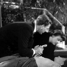 Joseph Cotten e Patricia Collinge soccorrono Teresa Wright in una scena del film L'ombra del dubbio