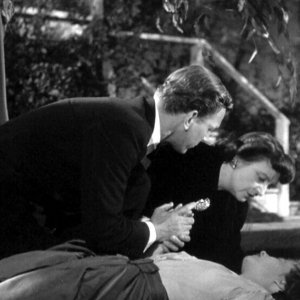 Joseph Cotten e Patricia Collinge soccorrono Teresa Wright in una scena del film L'ombra del dubbio