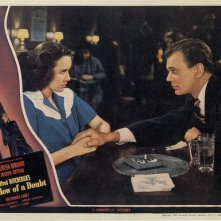 Joseph Cotten e Teresa Wright in una lobbycard promozionale del film L'ombra del dubbio ( 1943 )