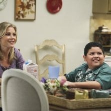 Julie Bowen e Rico Rodriguez in una scena dell'episodio The Bicycle Thief della serie Modern Family
