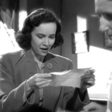Minerva Urecal e Teresa Wright (al centro) in una scena del film L'ombra del dubbio ( 1943 )