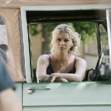 Rebecca Romijn in una scena di Reaping and Sewing, secondo episodio della prima stagione di Eastwick