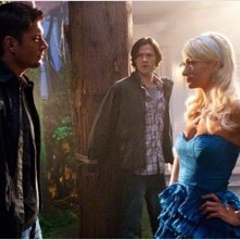 Supernatural, quinta stagione: Paris Hilton con Jared Padalecki e Jensen Ackles nell'episodio 'Fallen Angel'.