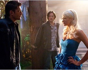 Supernatural, quinta stagione: Paris Hilton con Jared Padalecki e Jensen Ackles nell'episodio 'Fallen Angel'.
