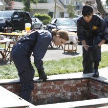 Tamara Taylor ed Emily Deschanel in una scena dell'episodio Beautiful Day in the Neighborhood della serie Bones