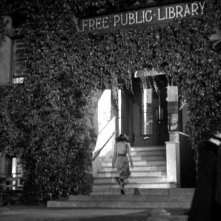 Teresa Wright entra in biblioteca in una scena del film L'ombra del dubbio ( 1943 )