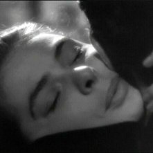 Un bacio tra Cary Grant e Ingrid Bergman in una scena del film Notorious - L'amante perduta ( 1946 )