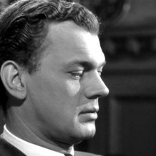 Un primo piano di Joseph Cotten in una scena del film L'ombra del dubbio ( 1943 )