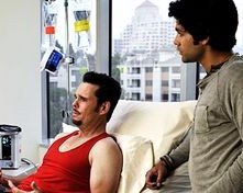 Adrian Grenier e Kevin Dillon in una scena di Scared Straight, episodio della sesta stagione di Entourage
