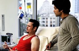 Adrian Grenier e Kevin Dillon in una scena di Scared Straight, episodio della sesta stagione di Entourage