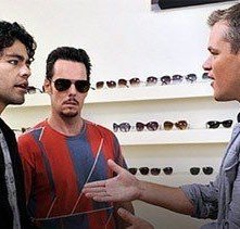 Adrian Grenier, Kevin Dillon e Matt Damon in una scena di Give a Little Bit, episodio finale della sesta stagione di Entourage