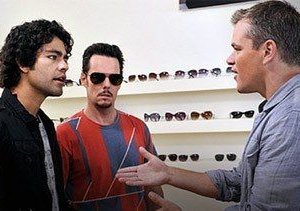 Adrian Grenier, Kevin Dillon e Matt Damon in una scena di Give a Little Bit, episodio finale della sesta stagione di Entourage