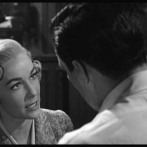 John Gavin ( di spalle ) e Vera Miles in una scena del film Psycho ( 1960 )