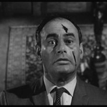 Martin Balsam in una celebre scena del film Psycho ( 1960 )