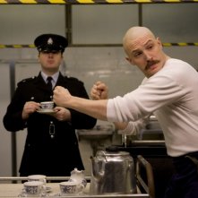 Tom Hardy in una scena del film Bronson diretto da Nicolas Winding Refn