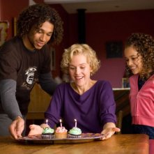 Corbin Bleu, Penelope Ann Miller e Madison Pettis in una scena del film Free Style