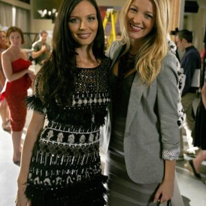 Georgina Chapman e Blake Lively sul set della puntata Dan de Fleurette di Gossip Girl
