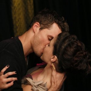 Il bacio romantico tra Austin Nichols e Sophia Bush nell'episodio Believe Me, I'm Lying di One Tree Hill