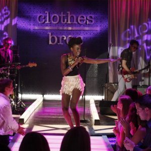 La cantanta Noisettes alla sfilata organizzata dalla Clothes over Bros nell'episodio Believe Me, I'm Lying di One Tree Hill