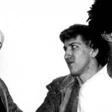 Mark Kostabi con Andy Warhol e Jean Michel Basquiat nel documentario Con Artist