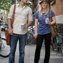 Penn Badgley e Hilary Duff con caffè in una sequenza dell'episodio Dan de Fleurette della stagione 3 di Gossip Girl