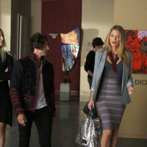 Serena (Blake Lively) cerca lavoro nel campo dell'arte nell'episodio Dan de Fleurette di Gossip Girl