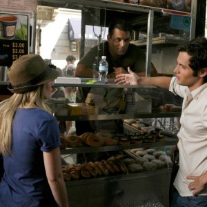 Una misteriosa 'Kate' offre il caffè a Dan Humphrey (Penn Badgley) nell'episodio Dan de Fleurette della stagione 3 di Gossip Girl