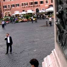 Una scena del documentario Con Artist (2009)