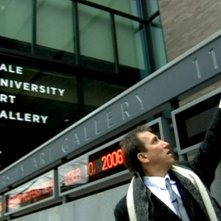 Una scena del documentario Con Artist incentrato su Mark Kostabi