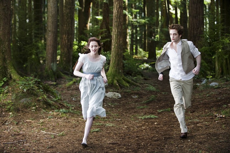 Bella Kristen Stewart Corre Nel Bosco Con Il Suo Amato Edward Robert Pattinson Nel Film Twilight New Moon 133704