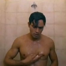 Gabriel Garko sotto la doccia in una scena de L'onore e il rispetto 2