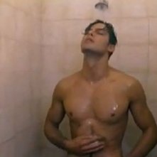 Gabriel Garko sotto la doccia in una sequenza de L'onore e il rispetto 2