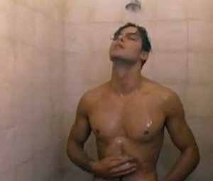 Gabriel Garko sotto la doccia in una sequenza de L'onore e il rispetto 2
