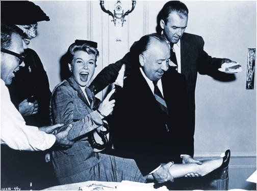 Una Divertente Immagine Di Alfred Hitchock Con James Stewart E Doris Day Sul Set De L Uomo Che Sapeva Troppo 133618