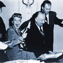 Una Divertente Immagine Di Alfred Hitchock Con James Stewart E Doris Day Sul Set De L Uomo Che Sapeva Troppo 133618