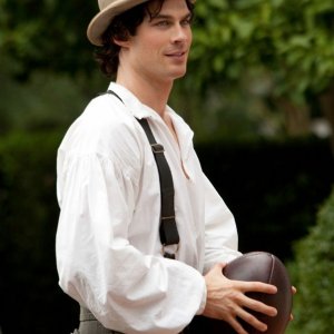 Damon (Ian Somerhalder) in una scena del passato nell'episodio Lost Girls di The Vampire Diaries